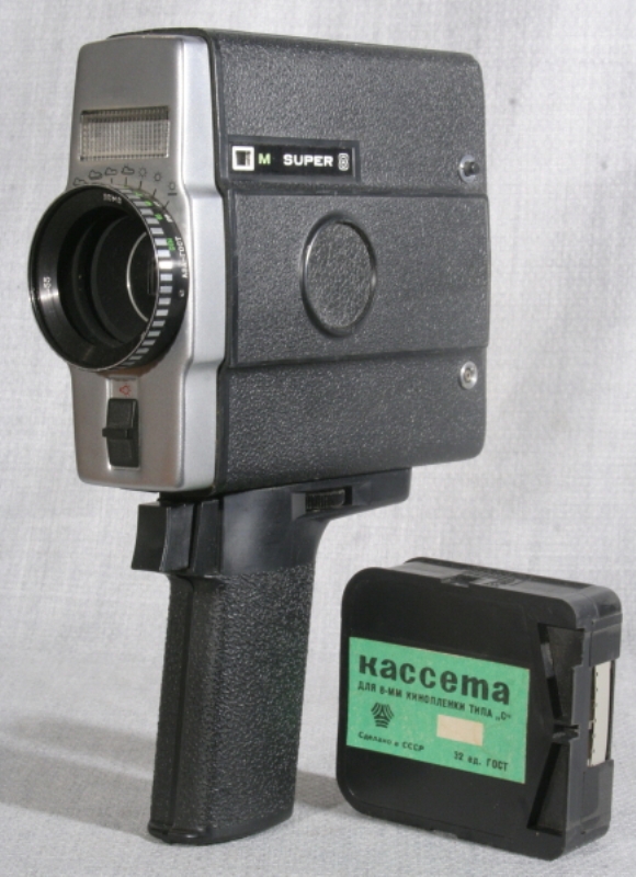 Камера 8мм. Кинокамера ЛОМО 8 мм. Кинокамера ЛОМО 220.